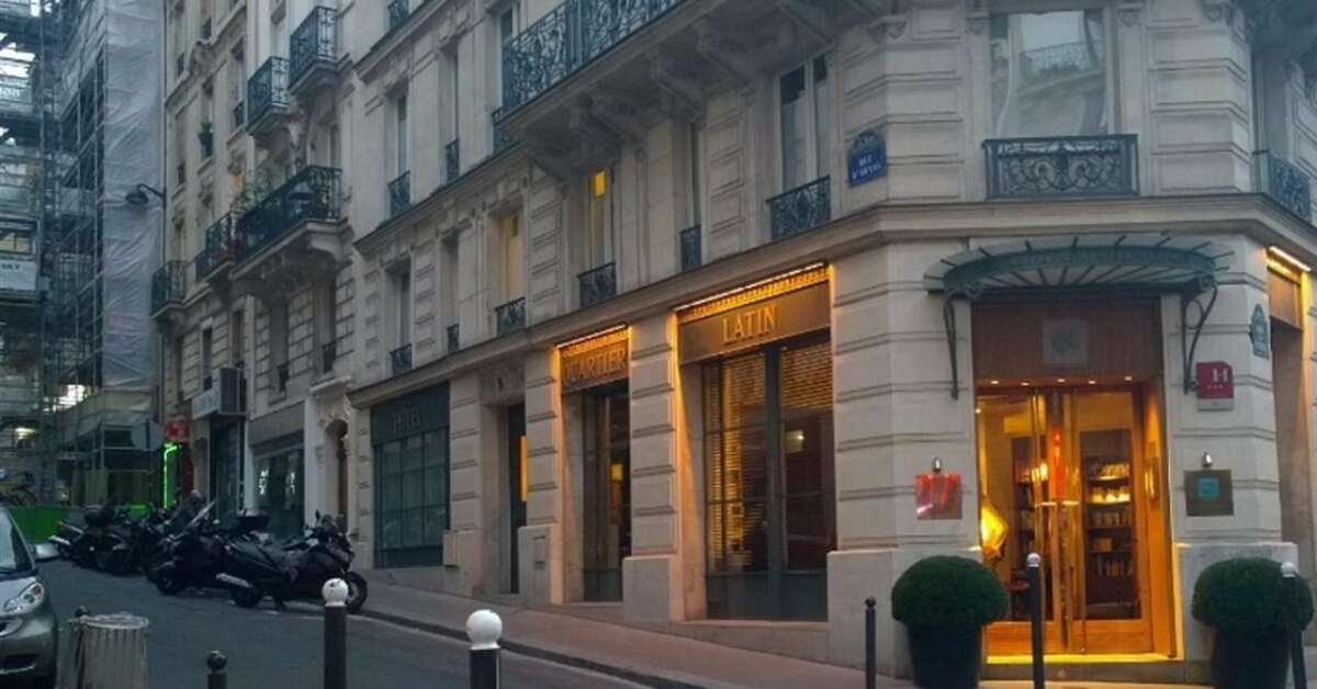 Een foto van de buitenkant van Hotel Quartier Latin