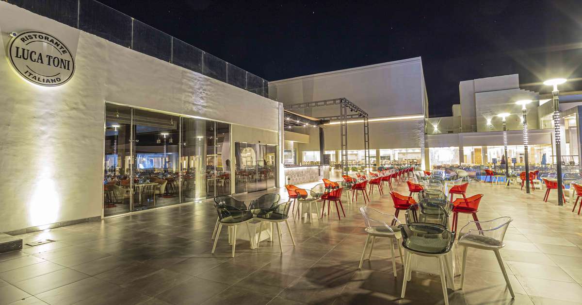 Een foto van het terras bij Amarina Abu Soma Resort & Aquapark