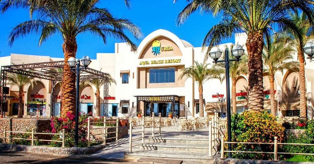Een foto van de buitenkant van El Karma Aqua Beach Resort