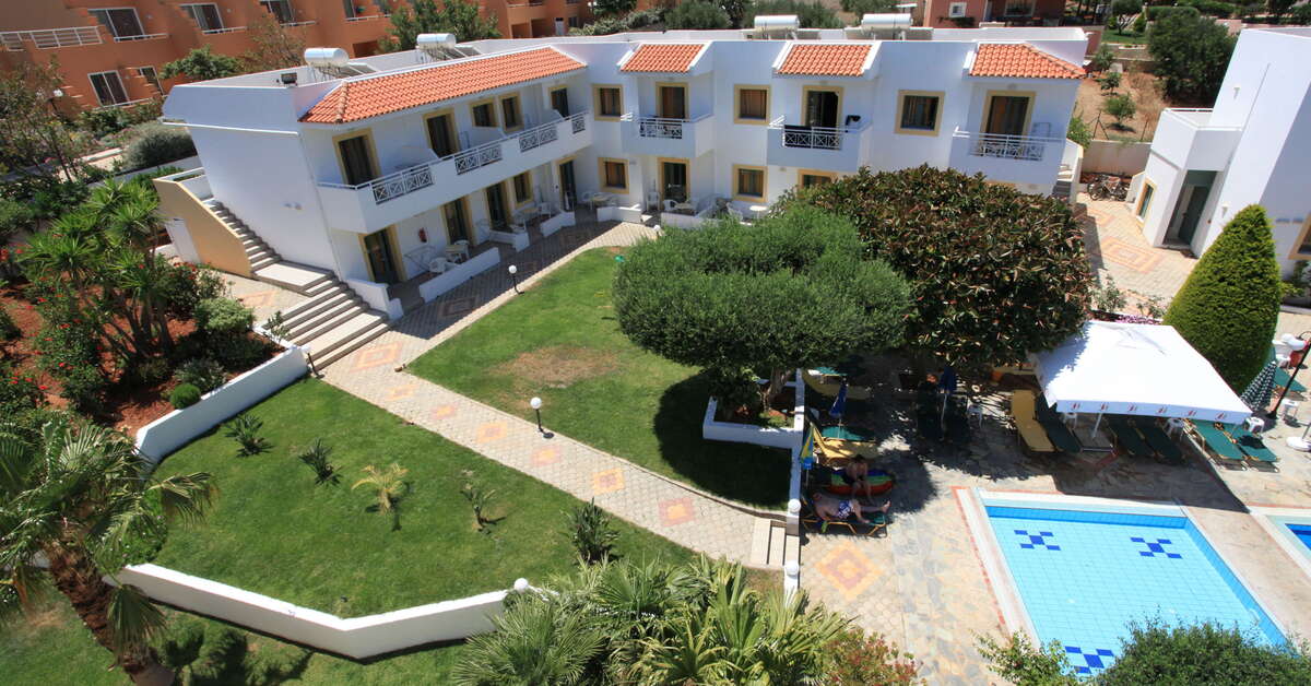 Een foto van het zwembad bij Nikolas Villas Appartementen