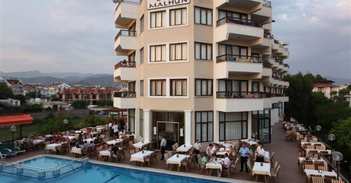 Ein Foto von der Außenansicht des Malhun Hotel