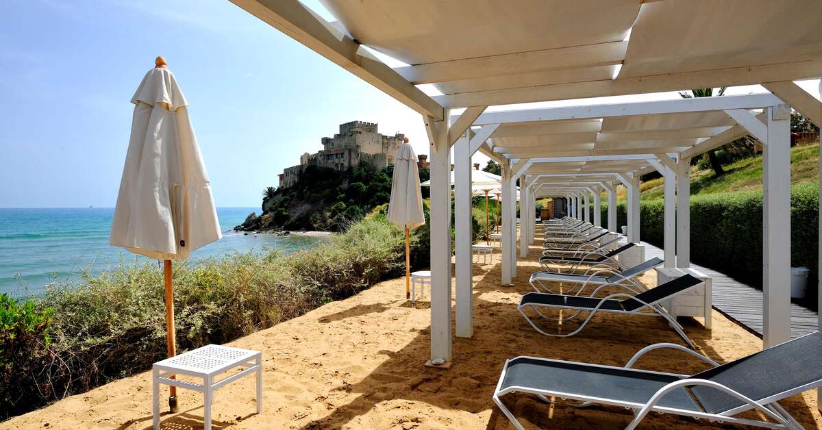 Een foto van het terras bij Falconara Greenblu Resort