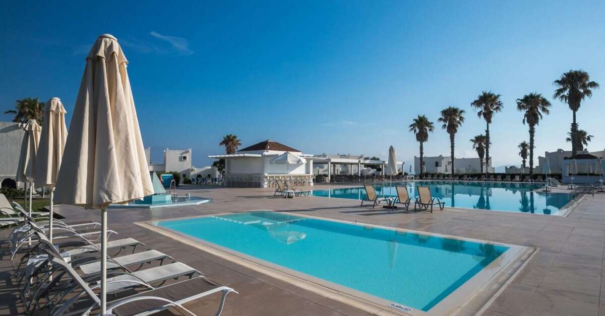 Een foto van het zwembad bij Aeolos Beach Hotel