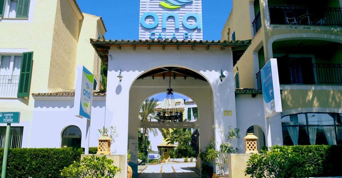 Een foto van de buitenkant van Ona Cala Pi Club Aparthotel