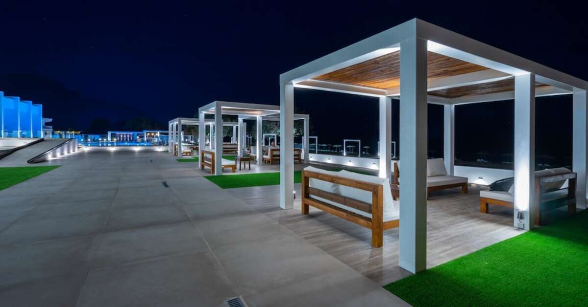 Een foto van het terras bij Kamari Plus Hotel