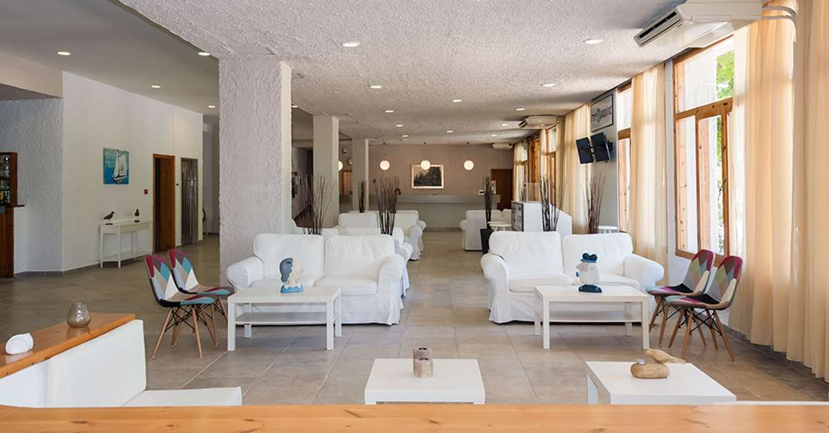 Een foto van het interieur van The Grove Seaside Hotel
