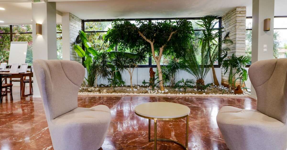 Een foto van het interieur van Calamos Beach Family Club Hotel