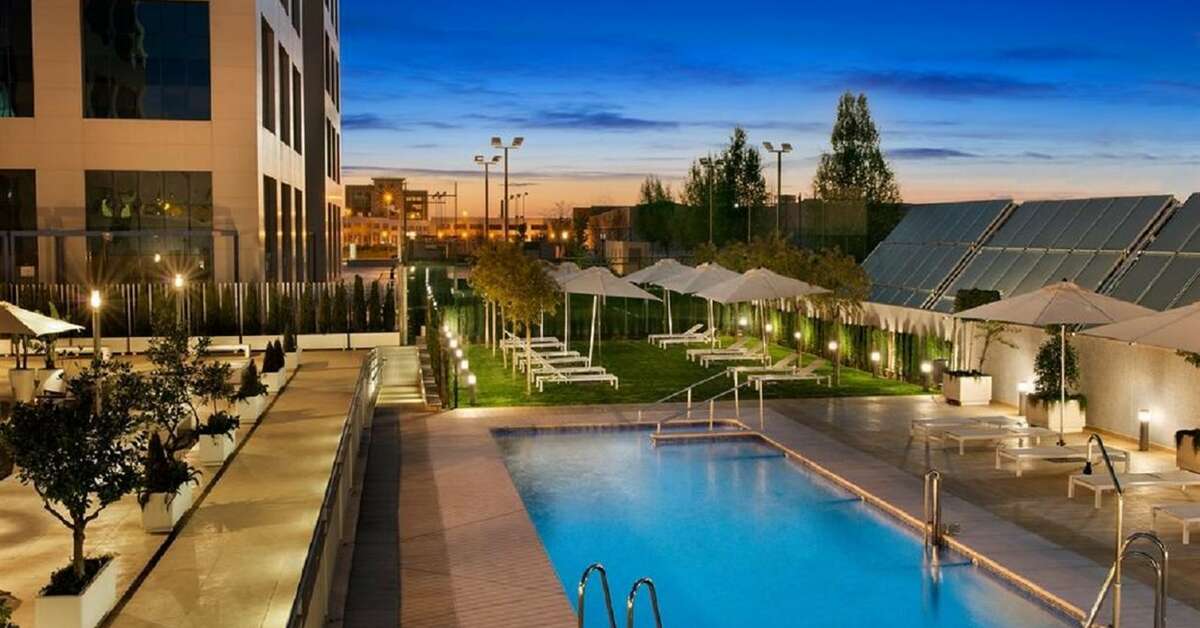 Een foto van het zwembad bij Hilton Garden Inn Sevilla