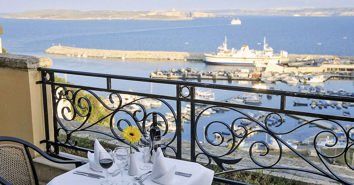 Een foto van het terras bij Hotel Grand