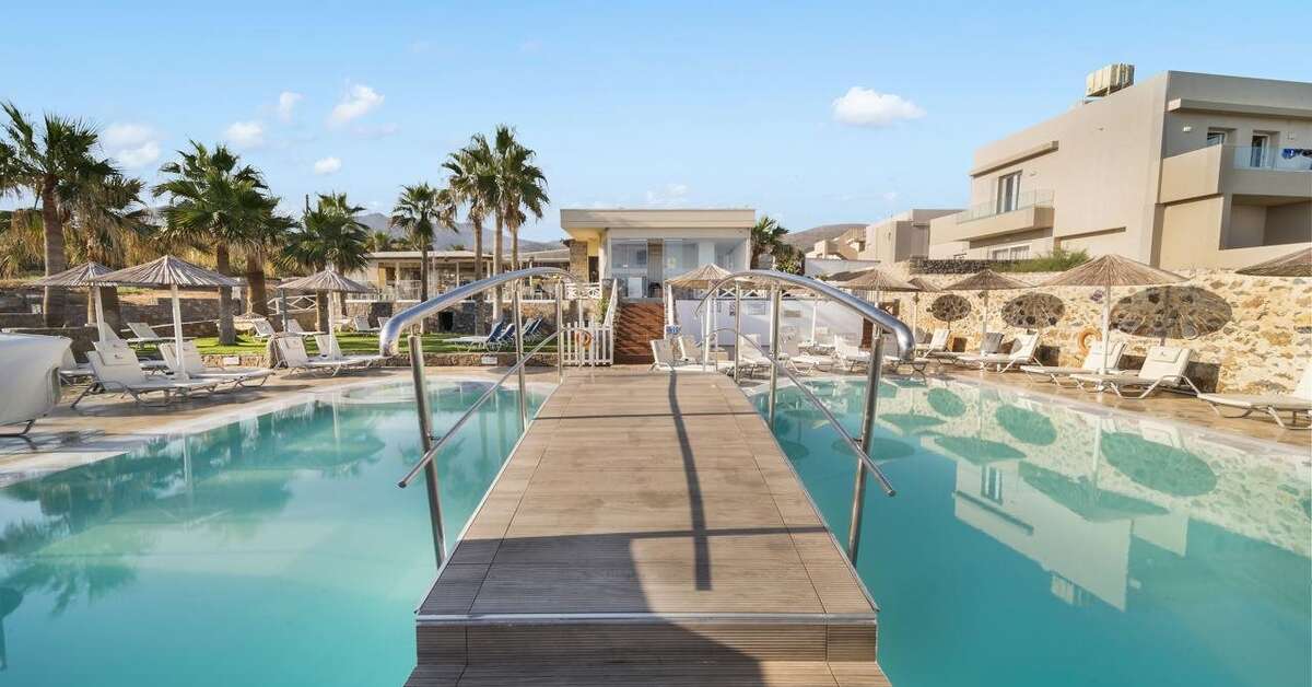 Een foto van het zwembad bij Aeolos Beach Resort Hotel