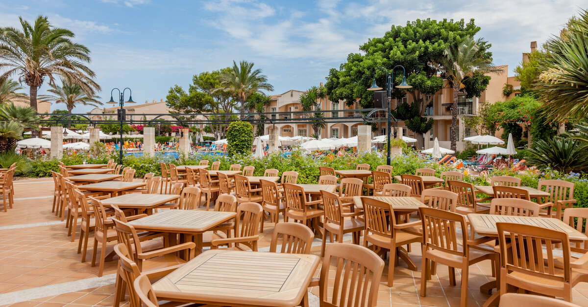 Een foto van het terras bij Hotel Zafiro Menorca