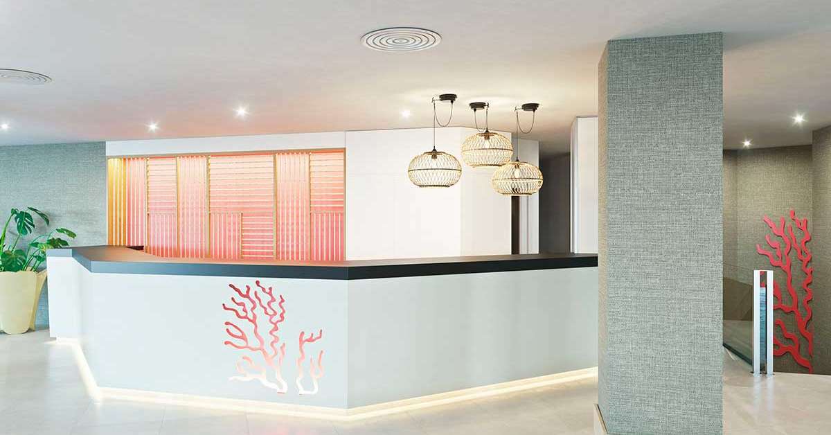 Een foto van de buitenkant van Universal Hotel Perla