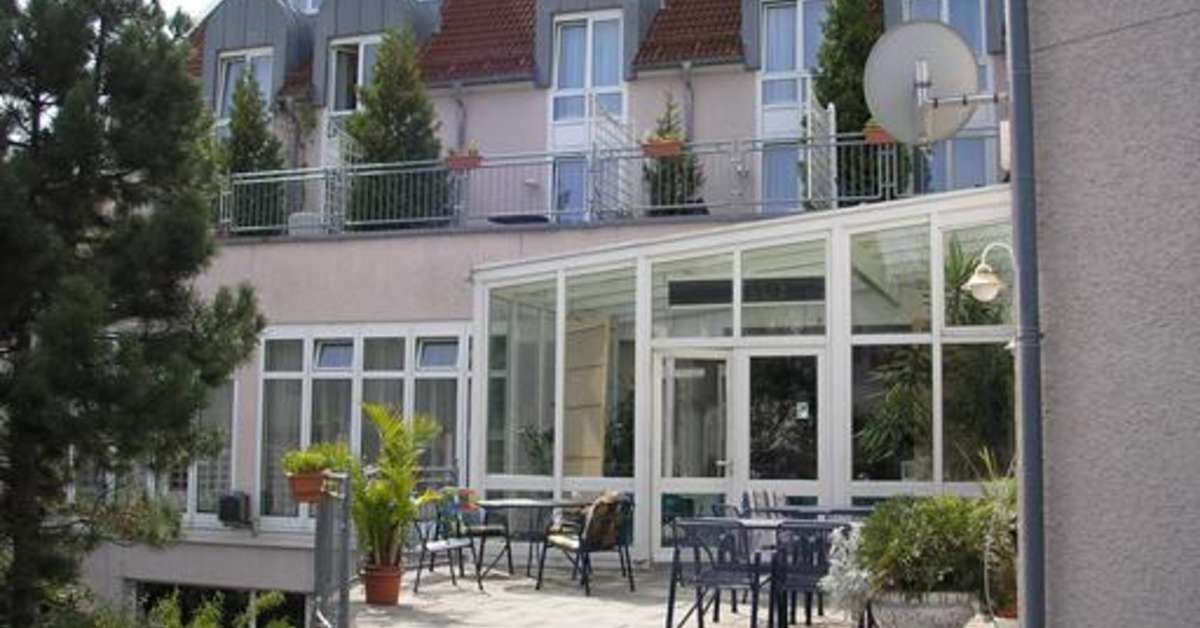 Een foto van het terras bij Parkhotel Altmühltal