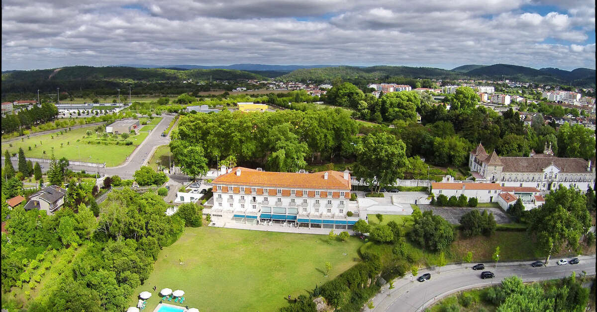 Een foto van het zwembad bij Conimbriga Hotel do Paco