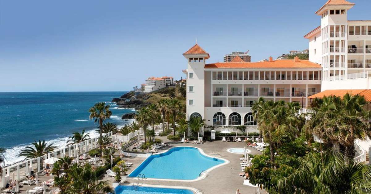 Een foto van het zwembad bij Riu Madeira