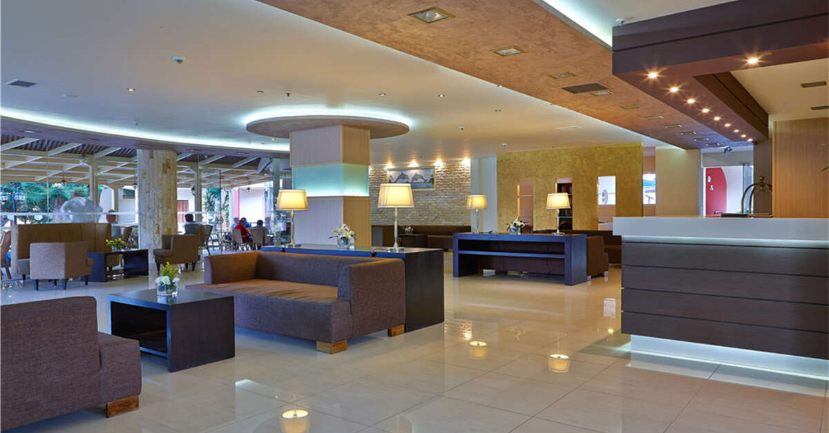 Een foto van het interieur van St Constantin