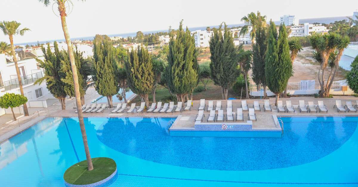 Een foto van het zwembad bij Fedrania Gardens Hotel