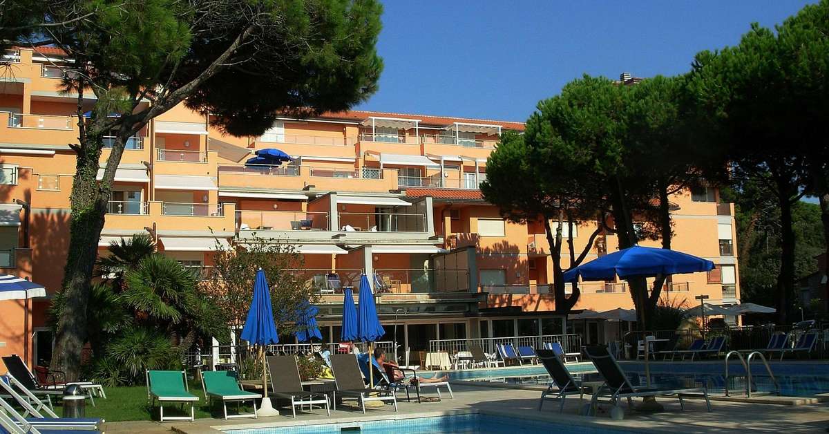 Een foto van het zwembad bij Versilia Palace Hotel