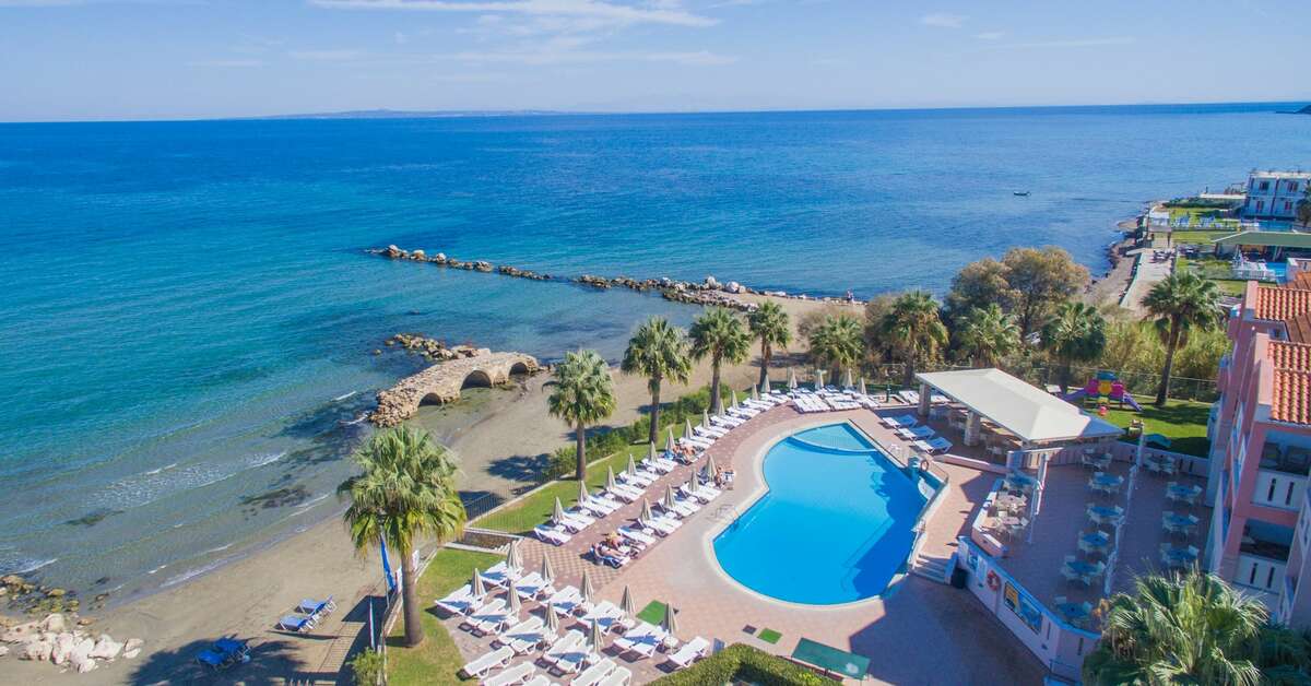 Een foto van het zwembad bij Xenos Kamara Beach Aparthotel
