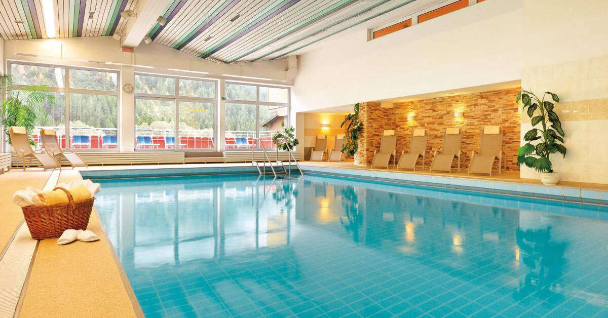 Een foto van het zwembad bij Aparthotel Kleinwalsertal