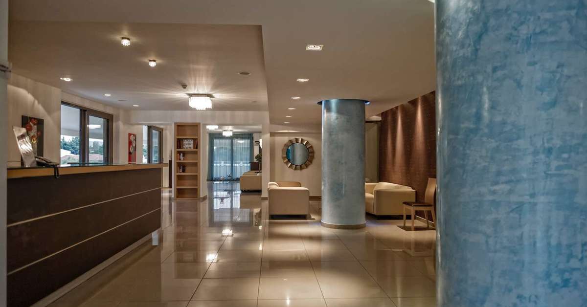 Een foto van het interieur van Lagomandra Beach Hotel & Suites