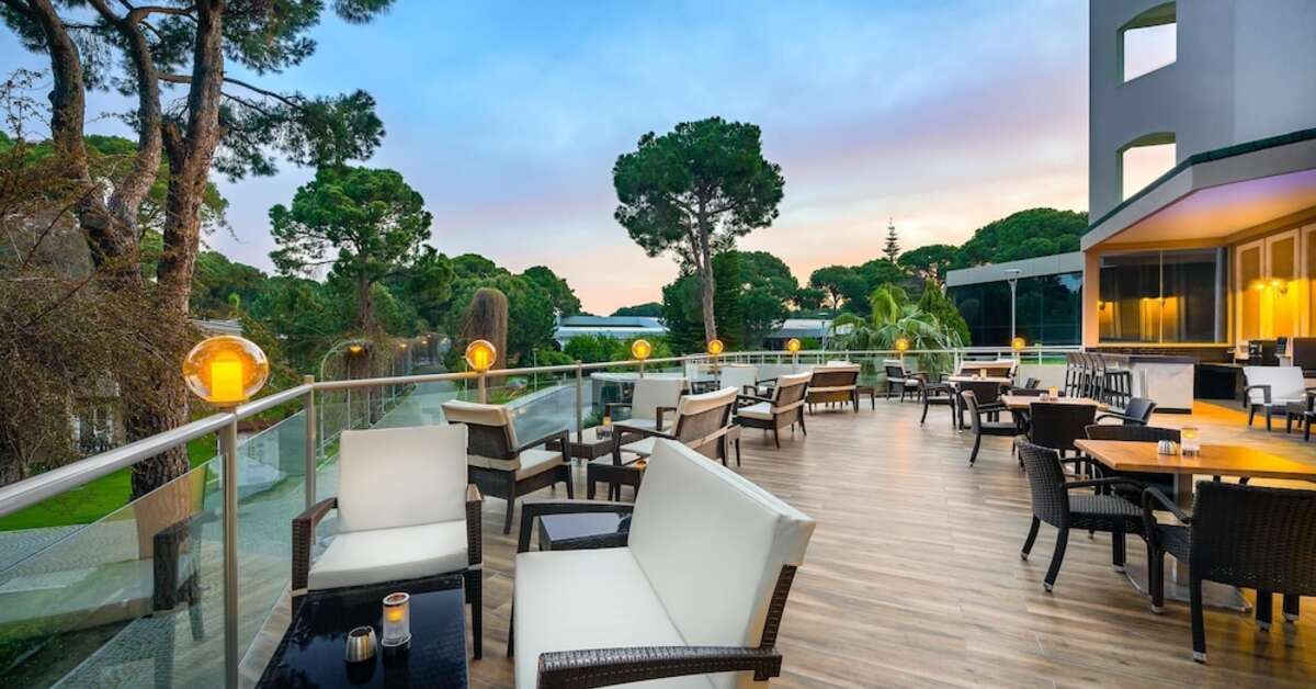 Een foto van het terras bij Pine Beach Belek