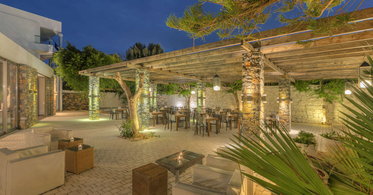Een foto van het terras bij The Island Hotel