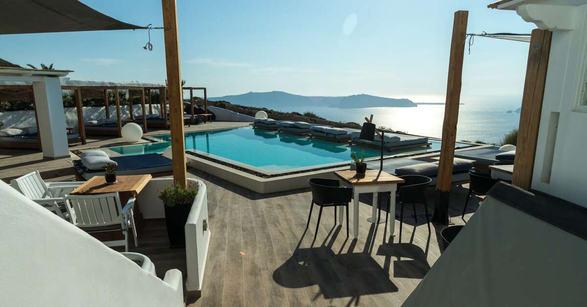 Een foto van het zwembad bij Amaze Suites