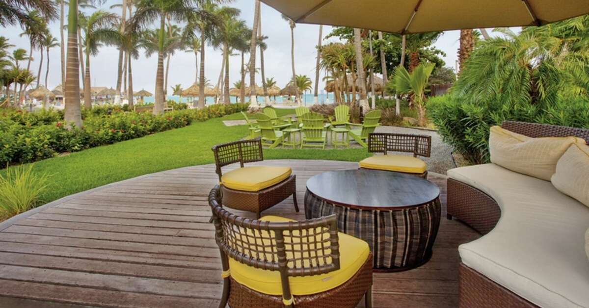 Een foto van het terras bij Holiday Inn Resort Aruba Beach Resort & Casino