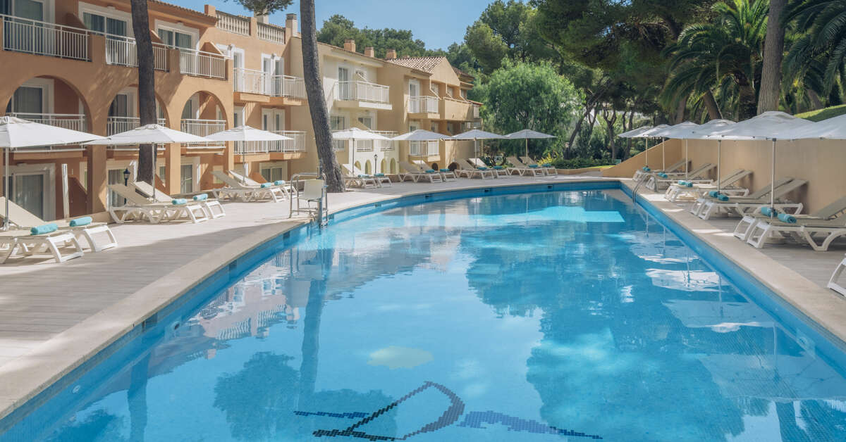 Een foto van het zwembad bij Iberostar Waves Club Cala Barca