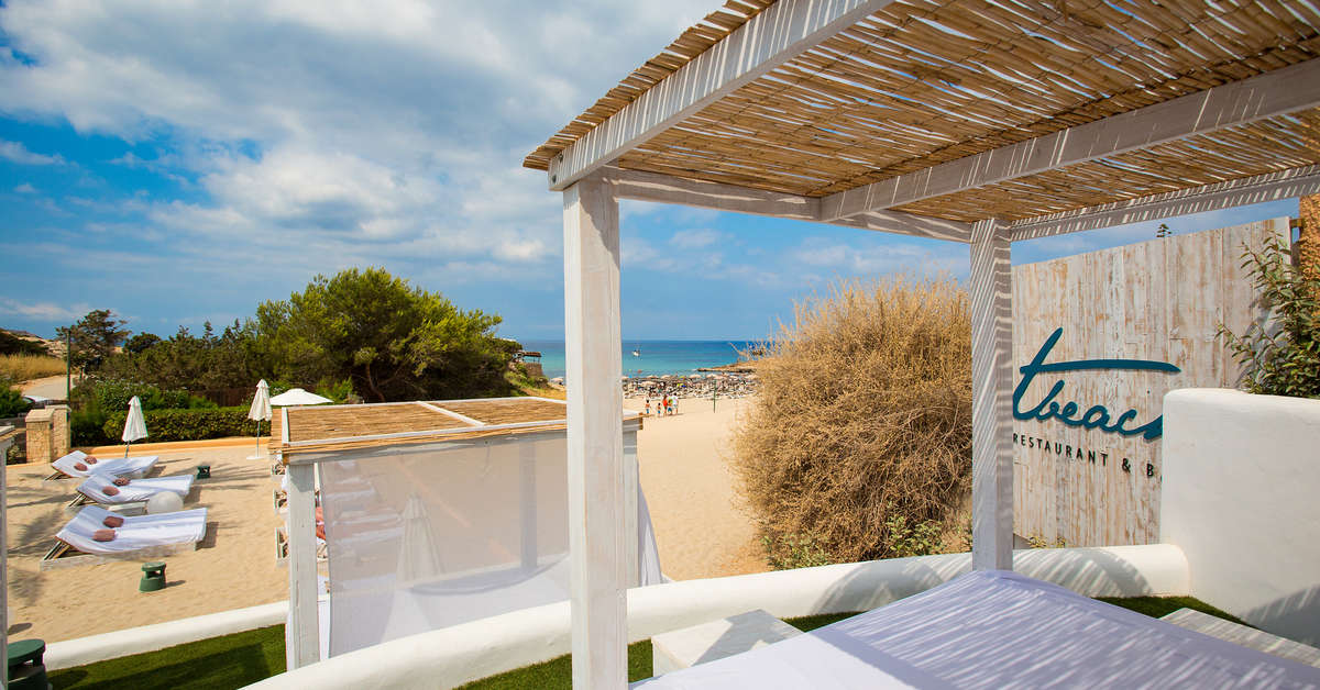 Een foto van het terras bij Insotel Tarida Beach Resort & Spa