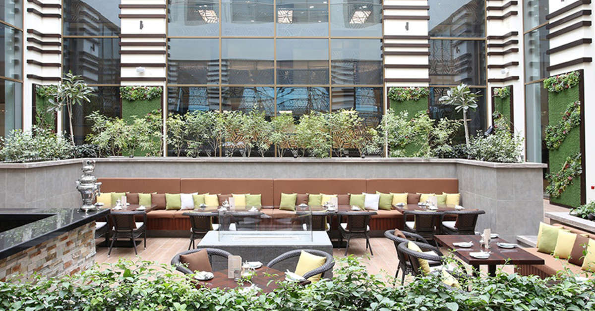 Een foto van het terras bij Metropolitan Hotel Dubai