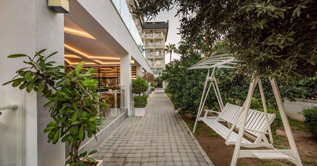 Een foto van het terras bij White City Beach Hotel
