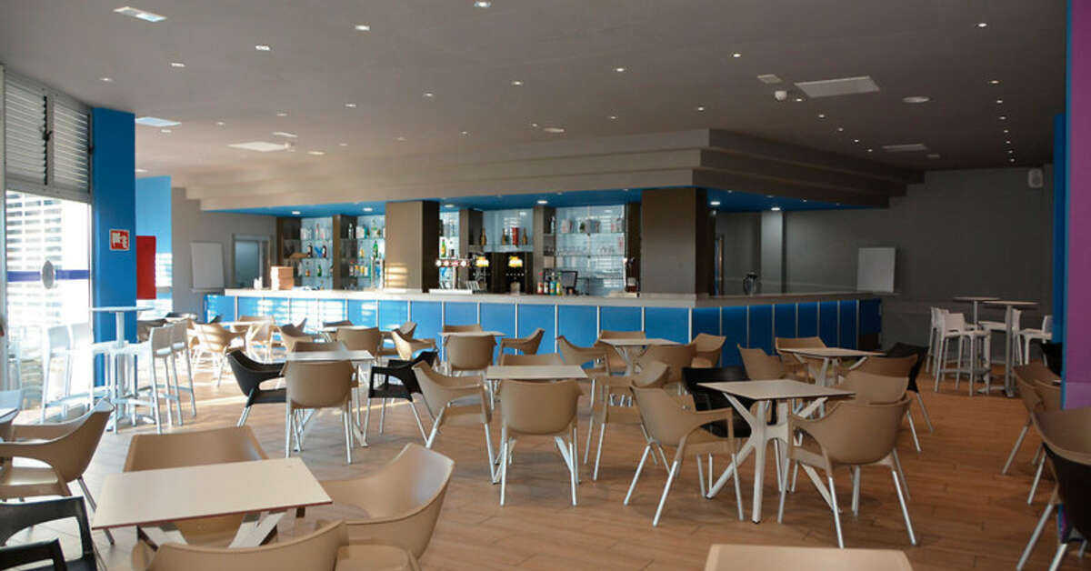 Een foto van het terras bij HL Aparthotel Paradise Island