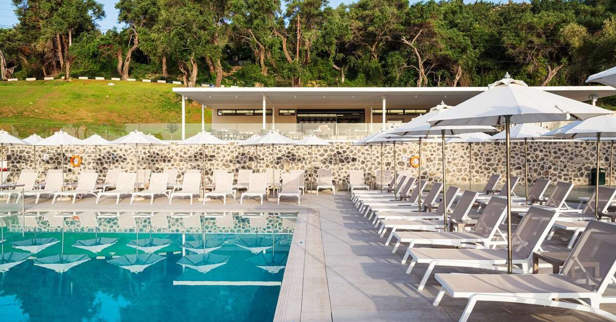 Een foto van het zwembad bij Aeolos Beach Resort