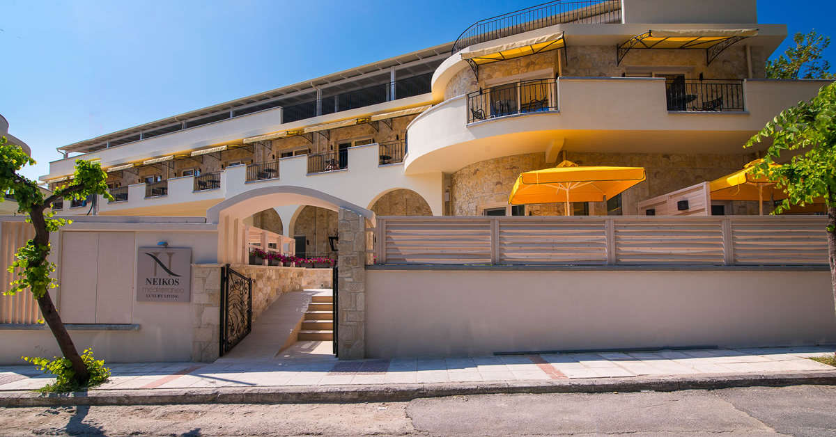 Een foto van de buitenkant van Neikos Mediterraneo Luxury Suites