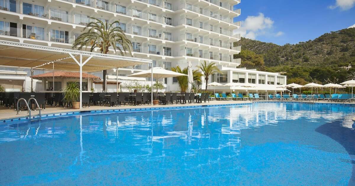 Een foto van het zwembad bij Universal Hotel Castell Royal