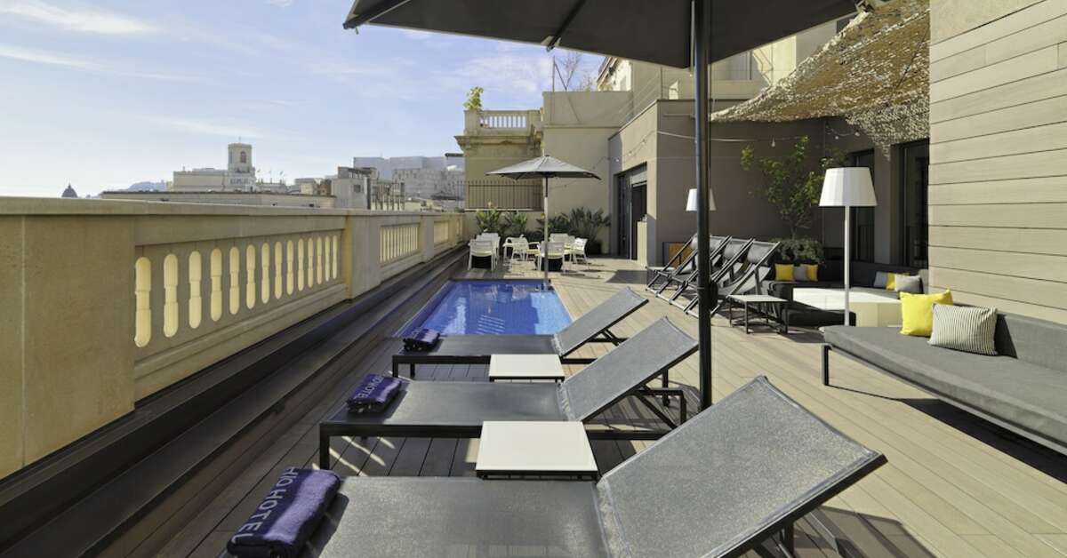 Ein Foto von der Terrasse im H10 Urquinaona Plaza