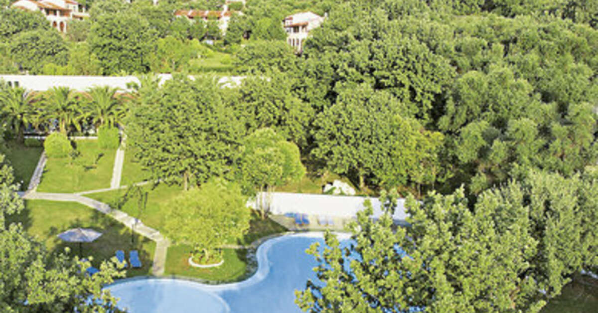 Een foto van het zwembad bij Century Resort Corfu