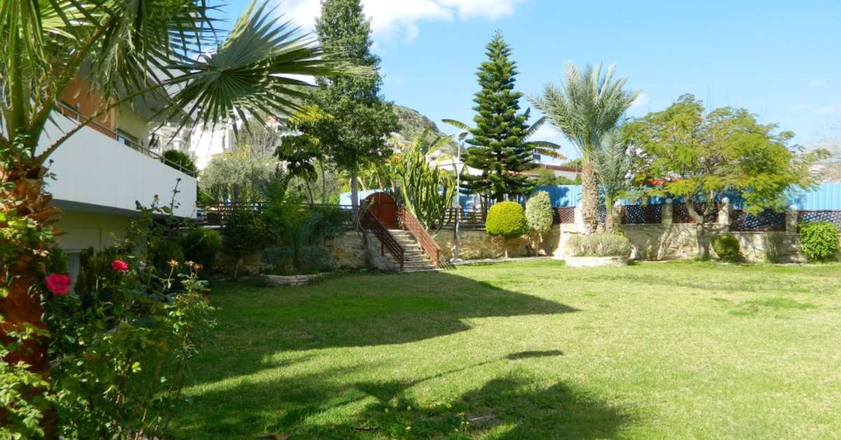 Een foto van het terras bij Moniatis Hotel