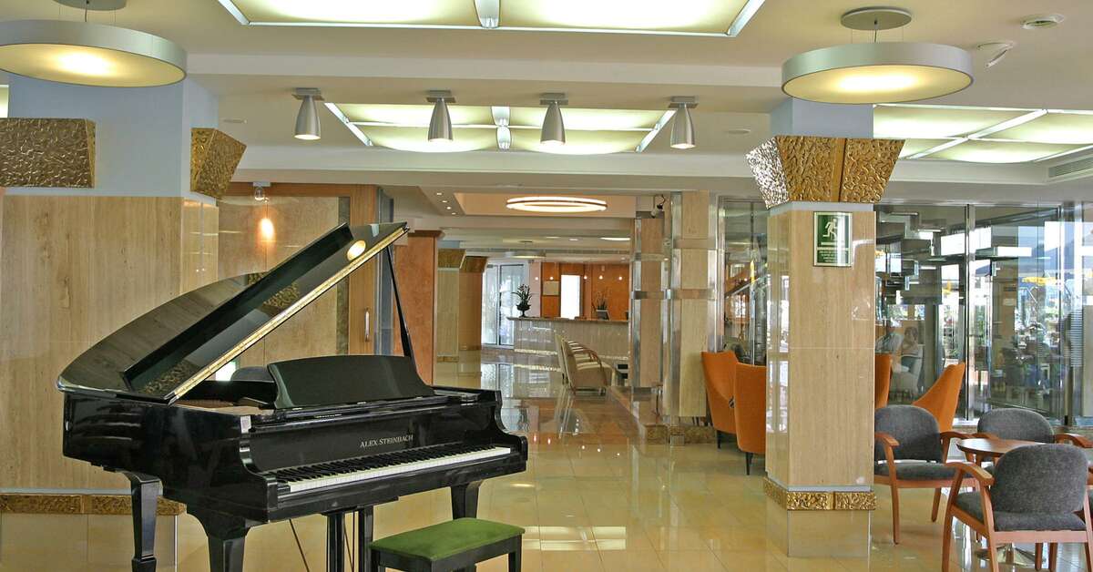 Een foto van het interieur van Invisa Hotel La Cala
