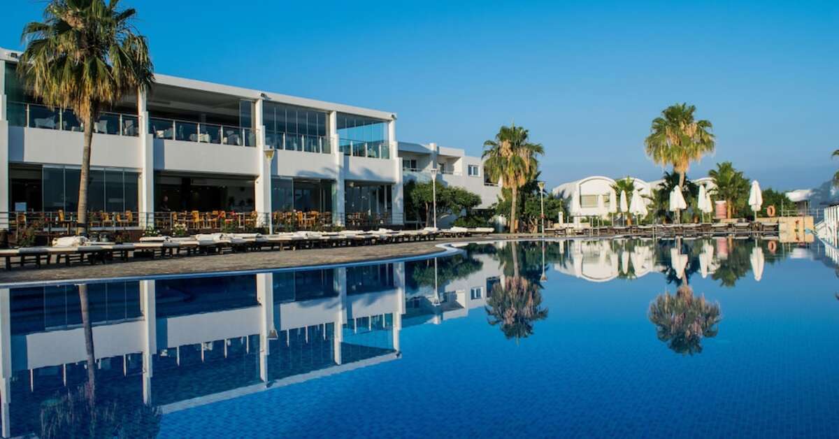 Een foto van het zwembad bij Theo Sunset Bay Hotel