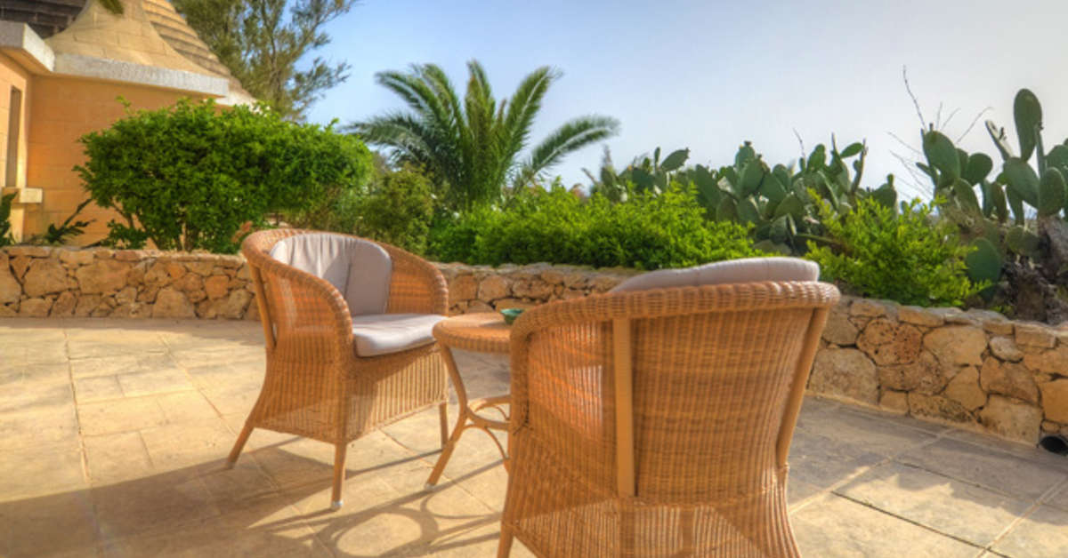 Een foto van het terras bij Hotel Ta' Cenc & Spa