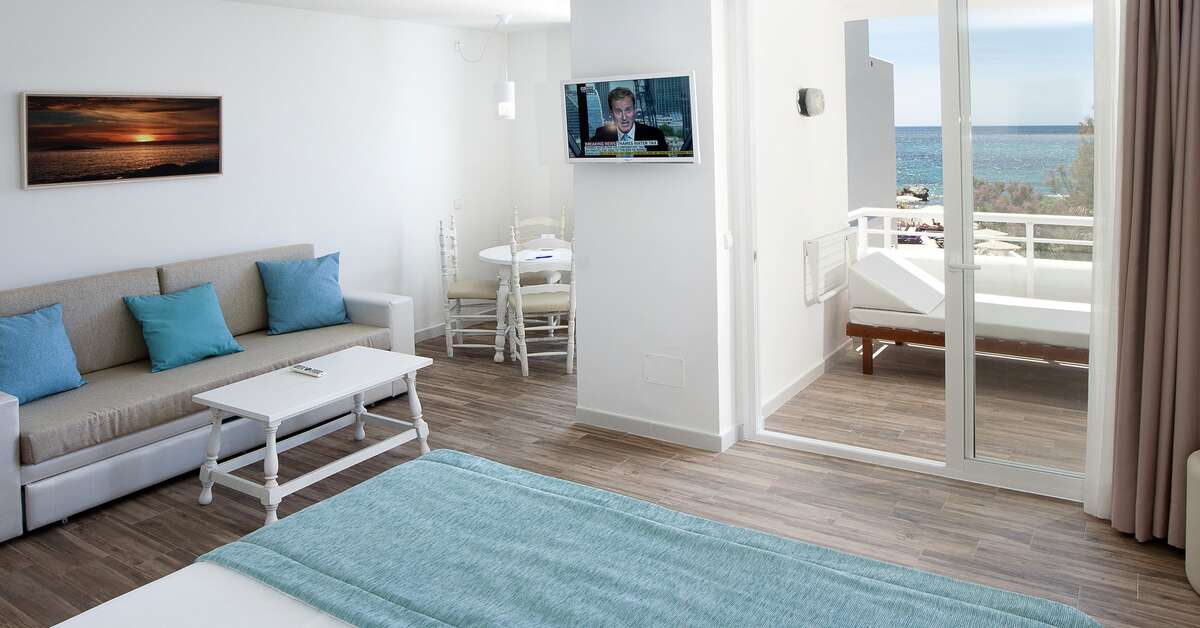 Ein Foto Fergus Style Cala Blanca Suites
