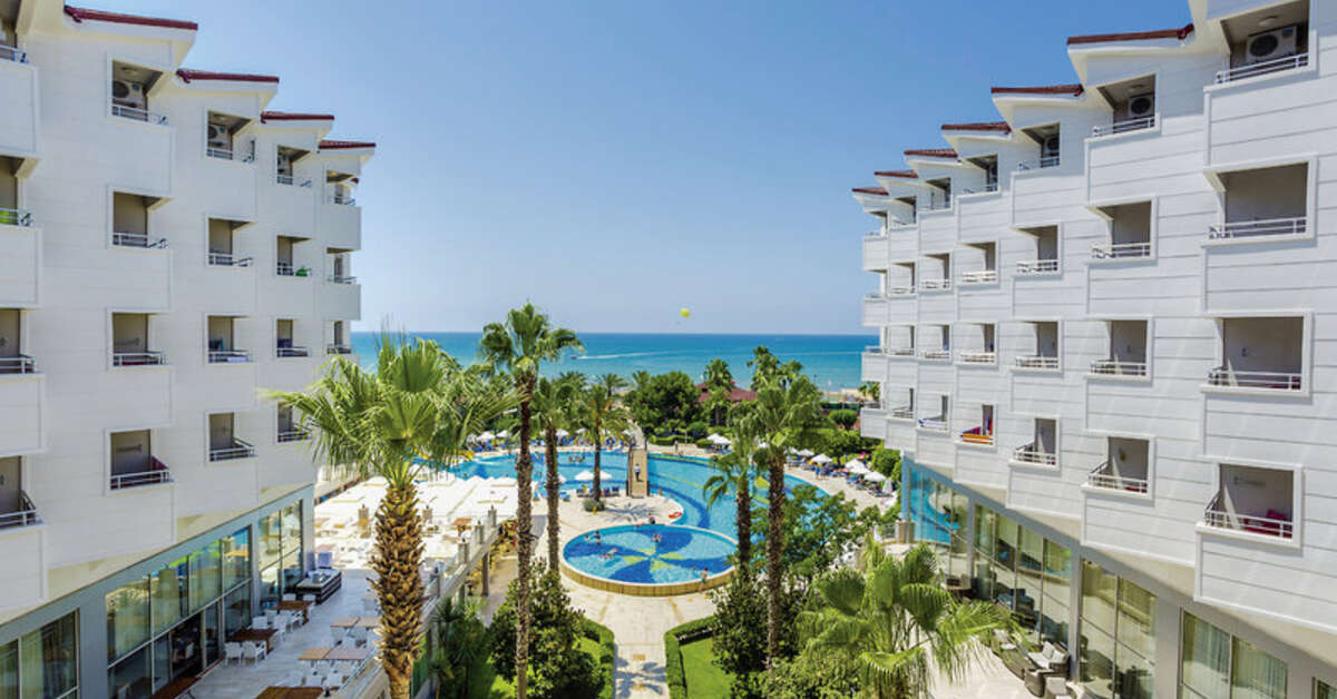 Een foto van het zwembad bij Terrace Beach Resort