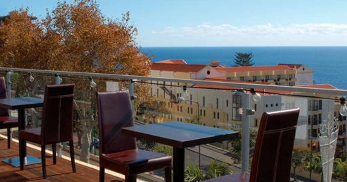 Een foto van het terras bij Muthu Raga Madeira Hotel