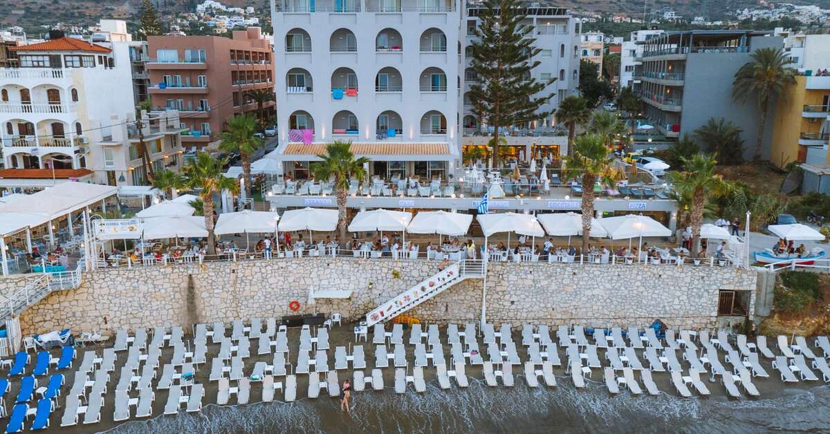 Ein Foto vom Strand beim Glaros Beach Hotel