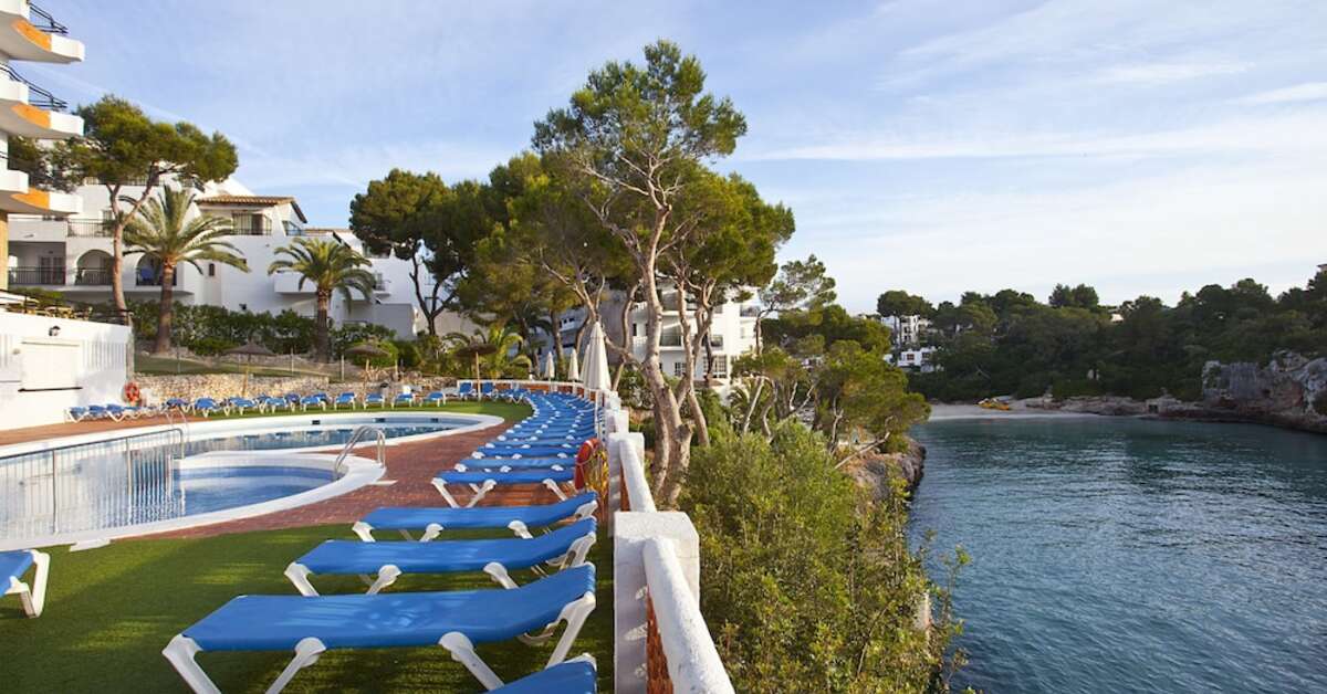Een foto van het zwembad bij Cala Ferrera Hotel