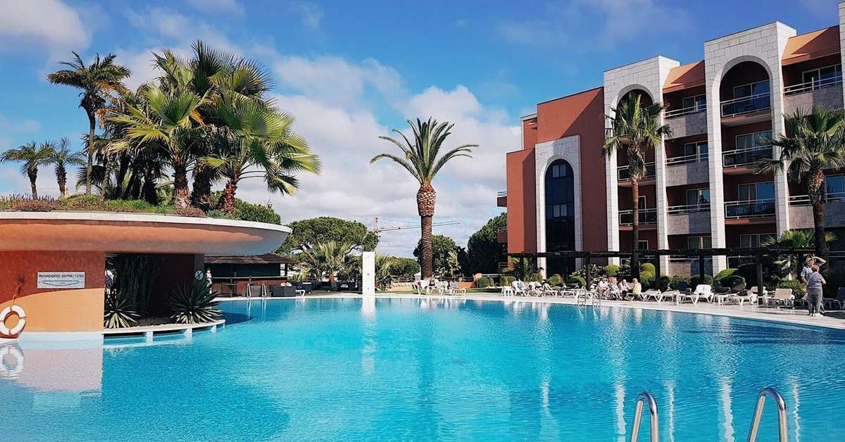 Een foto van het zwembad bij Falesia Hotel
