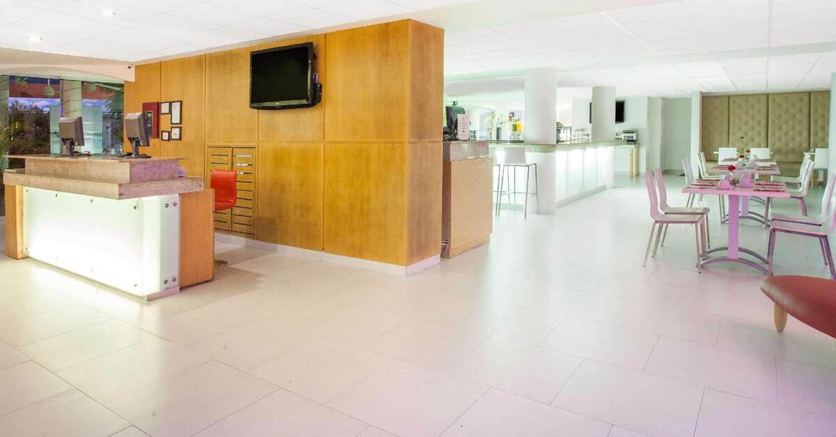 Een foto van het interieur van Hotel Adhara Express